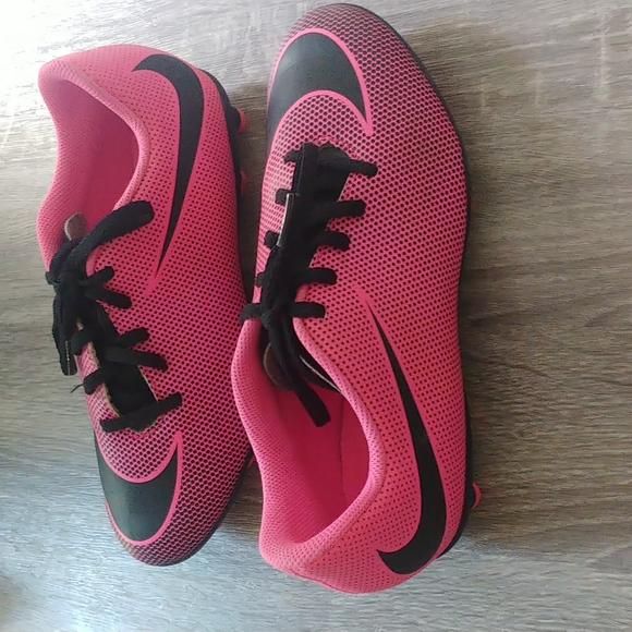 Nike soccer cleats Big Girl/ youth size 5.5Y - Picture 4 of 7